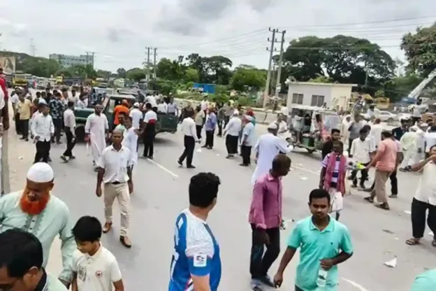 আশুগঞ্জ সার কারখানা দ্রুত চালুর দাবিতে মহাসড়কে বিক্ষোভ